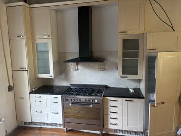 Complete keuken met apparatuur en los kookeiland