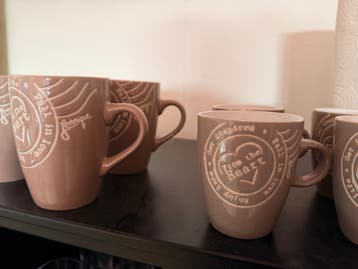 Servies set: Koffie/thee bekers, roze schaaltjes en borden
