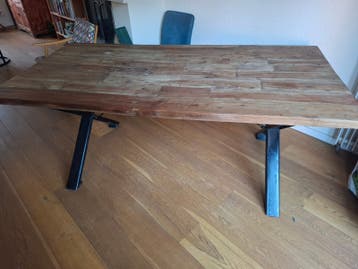 Gratis af te halen: Robuuste eettafel van gerecycled hout me