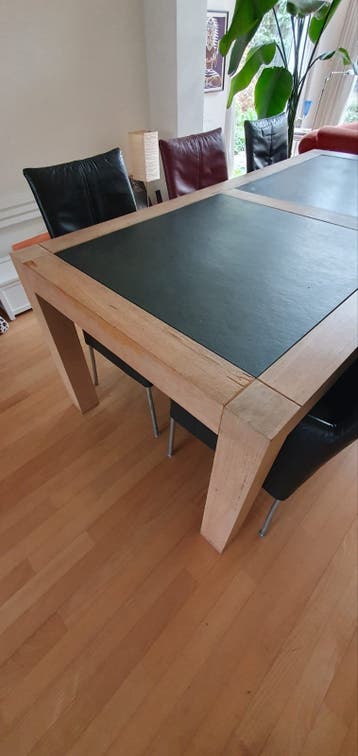 Eettafel met houten frame en leisteen platen