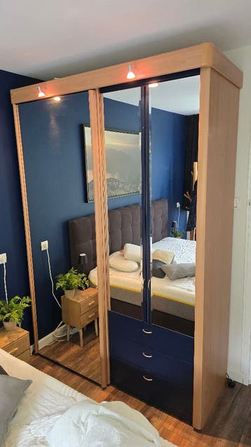 Gratis ruime kledingkast: schuifdeur, spiegels, verlichting