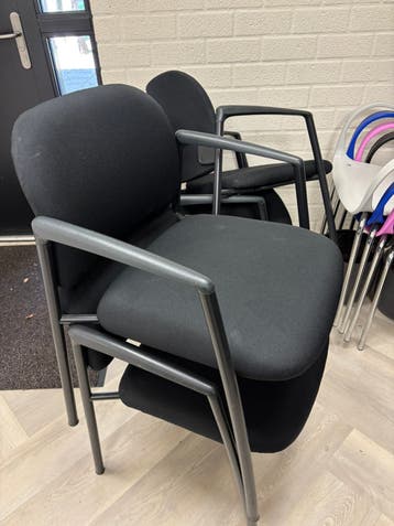 Gratis 4 zwarte stoelen stapelbaar