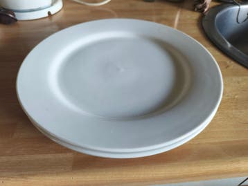 Twee grote witte borden - 30cm diameter