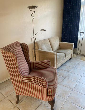 Comfortabele fauteuil en tweezitsbank