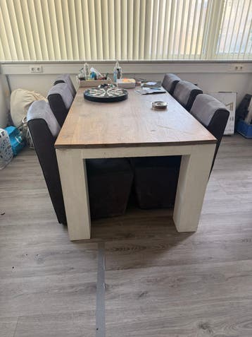 Eettafel en stoelen