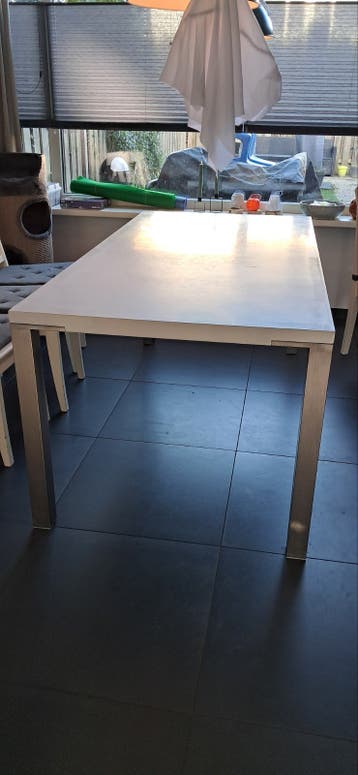 Gratis eettafel met stoelen (gebruikssporen)