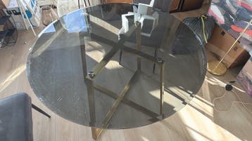 GRATIS MADE eettafel met glazen blad en gouden onderstel