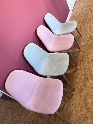 Gratis 4 gebruikte stoelen met vlekken - zelf te reinigen