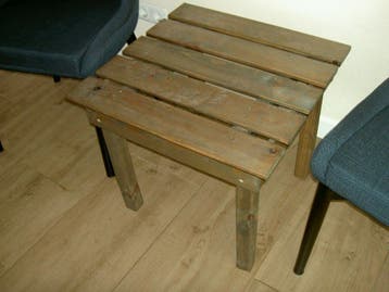 Houten tafeltje, 50x50 cm. IZGS.