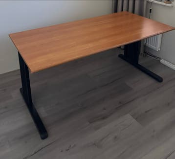 Houten bureau met zwart onderstel