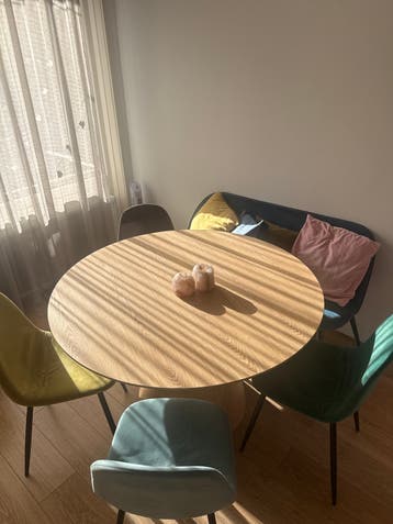 4 stoelen en een bankje