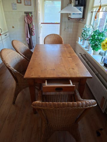Houten eettafel met lade en 4 rieten stoelen
