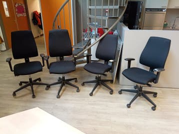 Gratis 4 zwarte bureaustoelen met armleuningen