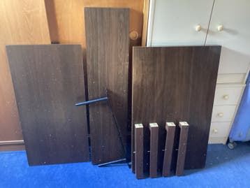 Donkerbruin tafelblad met poten en boekenplank