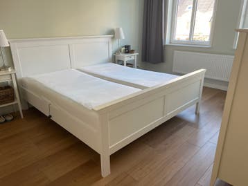 Tweepersoonsbed wit hout 180x200 cm gratis op te halen.