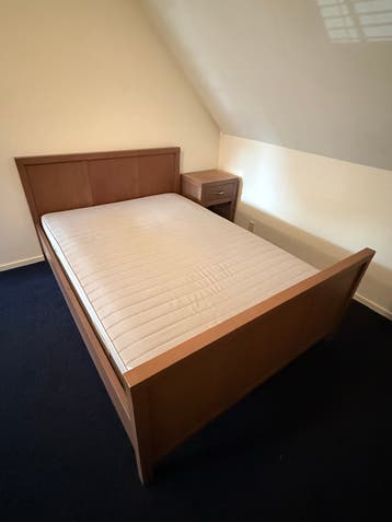 Gratis af te halen: Bed (140x200), nachtkastje, ladekast