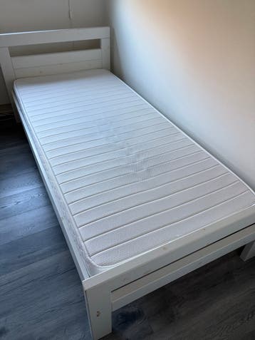 Eenpersoonsbed wit hout met lattenbodem