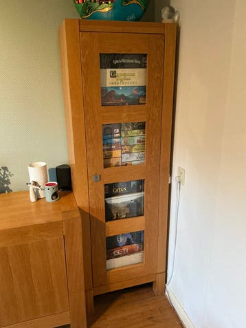 Hoge vitrinekast, moet zaterdag weg