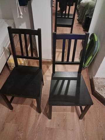 Twee zwarte houten stoelen