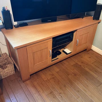 TV kast, moet zaterdag weg