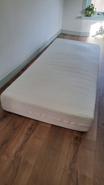 GRATIS twee matrassen (210x90 cm) plus één topper