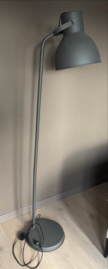 Donkergrijze vloerlamp met verstelbare kap