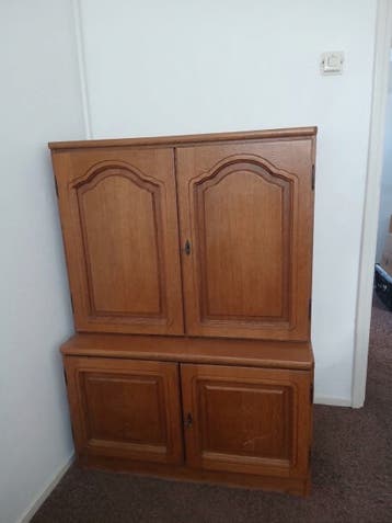 Klassieke houten kast met deuren