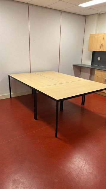 Vier vergadertafels 80 x 1,60 gratis ophalen