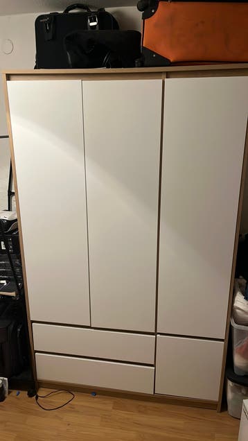 White wardrobe gratis