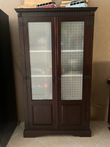 Gratis Massief houten vitrinekast met glazen deuren