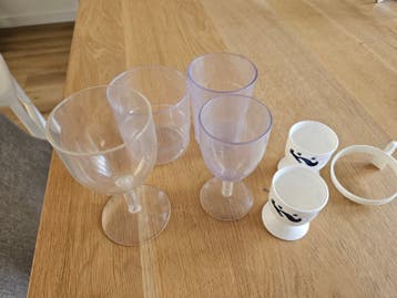 Diverse plastic bekers en eierdopjes