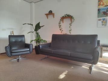 Vintage zwarte leren bank en fauteuil set