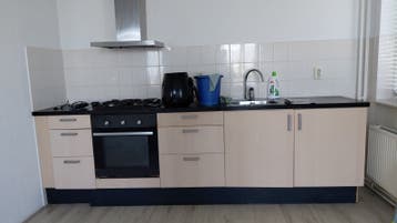 Gratis /Complete keuken met oven, kookplaat en afzuigkap