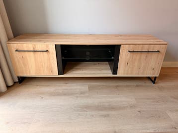 Gratis af te halen: Modern tv-meubel van hout en metaal