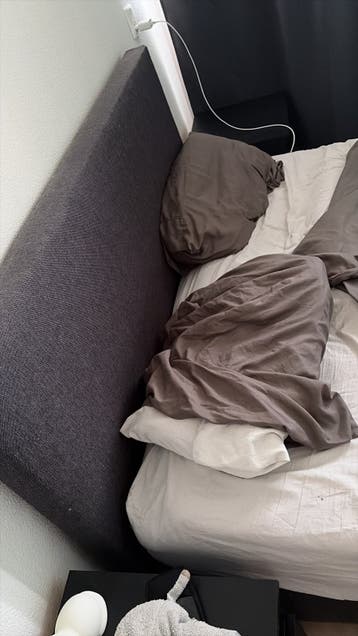 Tweepersoonsbed met matras en hoofdbord