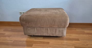 Gratis Bruine poef / voetenbank - comfortabel en stijlvol