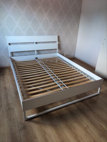 Wit tweepersoonsbed met lattenbodem