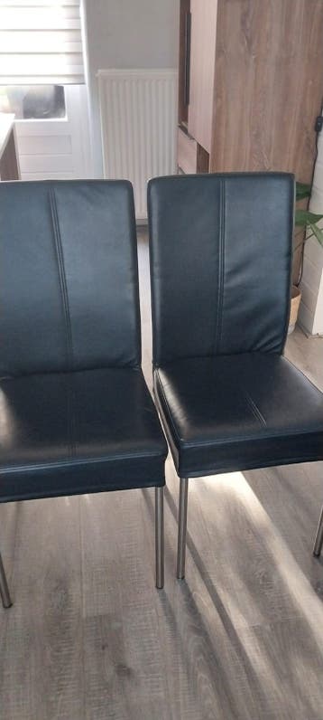 gratis 4 lederlook stoelen - Zwart