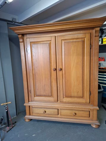 Massief eikenhouten kast met planken en lades