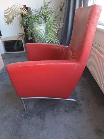 Rode leren fauteuil - Kat heeft eraan gezeten