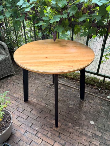 Kleine ronde eettafel met 2 stoelen