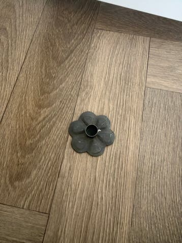 Klein dun kaarsje in bloemvormige houder