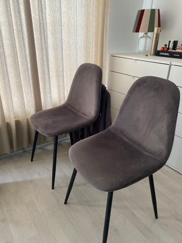VANDAAG OPHALENTwee donkergrijze fluwelen stoelen van Karwei