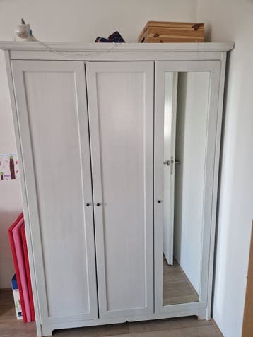 Witte kledingkast met spiegel