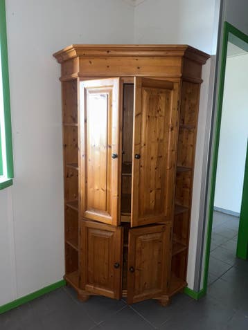 Gratis! Houten hoekkast