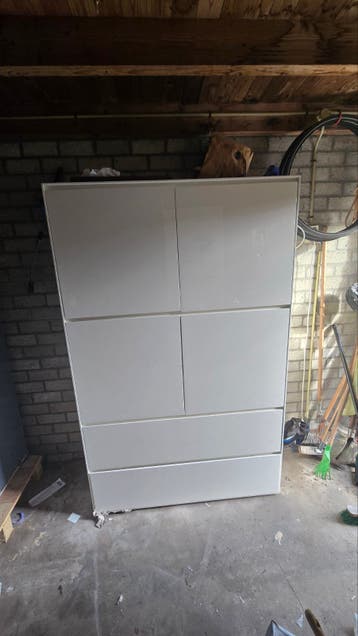 Witte kast met lades en deuren