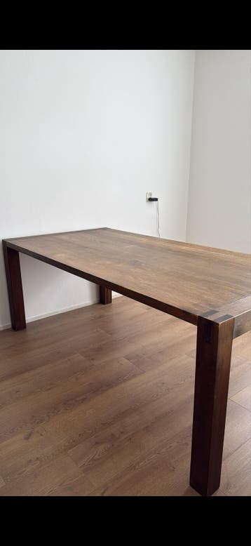 Robuuste eettafel van massief hout