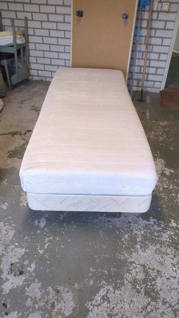 Twee eenpersoons boxsprings (80x200 cm)