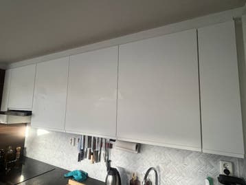 Witte bovenkastjes keuken (zelf verwijderen)