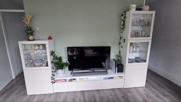IKEA Besta wandmeubel met vitrinekasten en tv-meubel